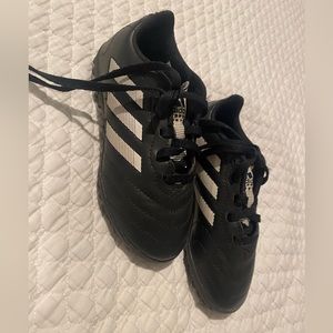 Boy’s in door soccer shoes size 11